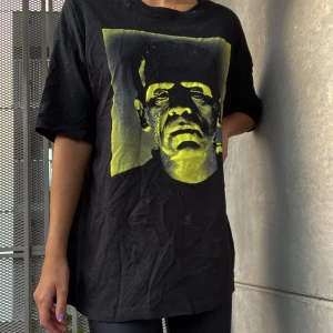 Frankenstein t-shirt  - T shirt med unikt tryck! 🤎Älskar denna Tröja med Frankenstein tryck- går att styla asnyggt till jeans eller en svart skinnkjol!❗️(Säljer endast vid bra pris)- längsta pris är det satta priset. 