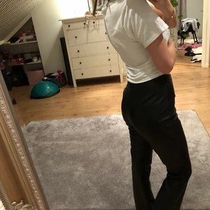 Läder byxor  - Ett par bootcut läderbyxor från bikbok. Använda men det syns inget.