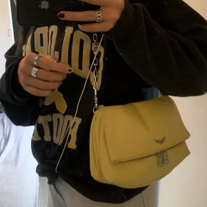  Zadig väska - Säljer nu min såå fina gula zadig i modellen rocky, dvs lite större än den populäraste modellen rock. De två banden på bild 3 tillkommer. Den är köpt på zadig i stockholm för ungefär 4000kr, säljer nu för 2000kr då den har några mindre (nästan osynliga) skador. föreslå gärna ett eget pris om du är intresserad! möts gärna upp i stockholmsområdet! 💕💜