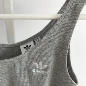 Adidas topp - Kort adidas topp som slutar lite under brösten i bra skick, super fin men kommer tyvärr inte till så mycket användning , kan mötas upp i Stockholm annars fraktas den❤️
