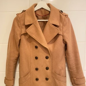 Kappa - Beige kappa i super fint skick! Storlek S. Kan mötas upp i Stockholm men även frakta, köparen står då för frakten🌸