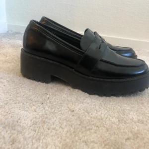 Loafers med platå - Platå-loafers från Monki endast använda ett fåtal gånger. Kan skickas eller mötas upp i Sthlm
