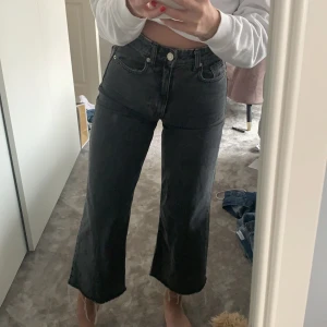 Zara jeans str 32, skriv privat för frakt  - Sitter tajt upp till o utsvänga nertill, använt dom 5 gånger ungefär o e i bra skick, lite slitna ner till 