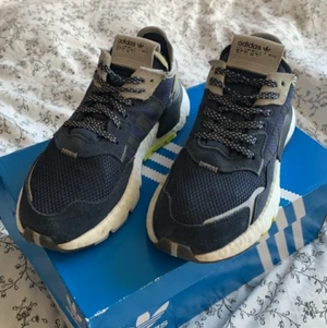 ADIDAS NITE JOGGER J - Säljer mina nite joggers, använda ca 3 ggr, jättesköna skor, använder de inte längre, köpta för 999 kr, säljer för 500 kr:) 