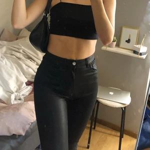Skinnliknande jeans - Jeans från hm som ska se ut som skinn men är i typ ett vanligt jeans Material med lite glans på, skitt snygga och sitter så bra över rumpan och låren❤️❤️