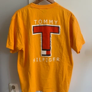 Vintage Tommy Hilfiger t-shirt - Säljer min senapsgula vintage t-shirt ifrån Tommy Hilfiger. Super fin men får tyvärr inte den användning den förtjänar pga att den är för stor för mig. Jag köpte den på en vintage butik i USA i november förra året, då köpte jag den för ca 650kr. Om det är så att många är intresserade så vinner det högsta budet!