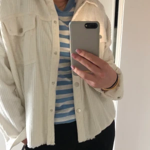 Jacka - Vit manchester jacka från Zara i storlek S, super fin o sitter super bra, lite längre i bak. Använd en del men är  i super bra skick💓