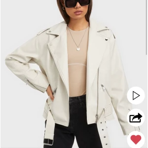 Skinnjacka  - Najs skinnjacka, nästintill identisk till jackan på första bilden. Tyvärr lite för liten för mig.