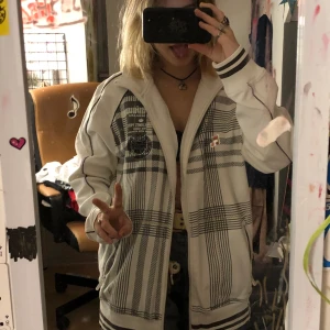 tjocktröja - vintage tröja,väl använd men i bra skick ganska så overzised o mysig.köpt på secondhand. osäker på storleken men skulle gissa på L/XL