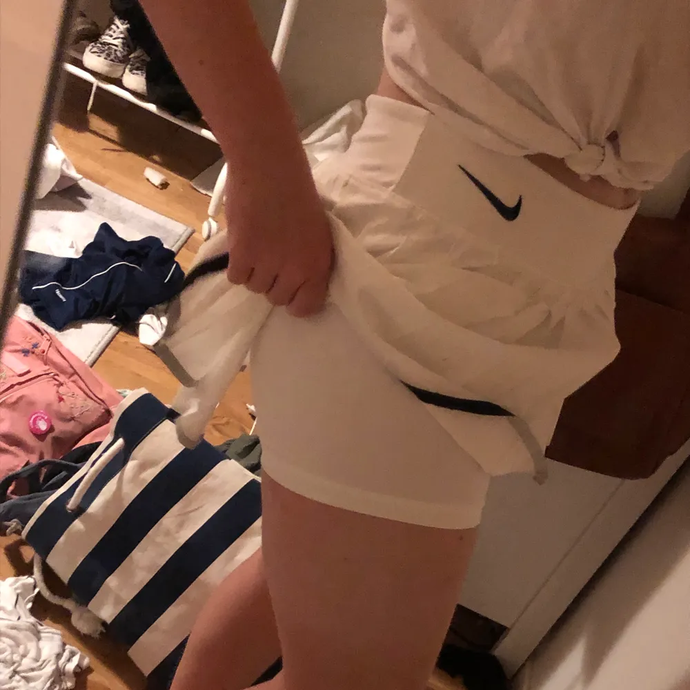 Tennis kjol i ett mycket bra skick, endast använd 2-3 gånger. (Från Nike) ”Cykelbyxor” sitter fast i kjolen. Startbudet är 100 kr. Kjolen är i storlek ”barn XL” men den sitter bra på mig som har dam M i de flesta kjolarna.. Kjolar.