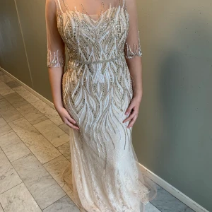 Festklänning - Oanvänd festklänning med stenar