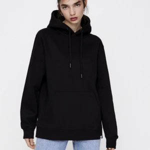svart hoodie! - en svart overzie pull&bear hoodie som är ett väldigt tjockt material som passar bra nu på året. Lånade bilder men skriv vid intresse för egna på tröjan.