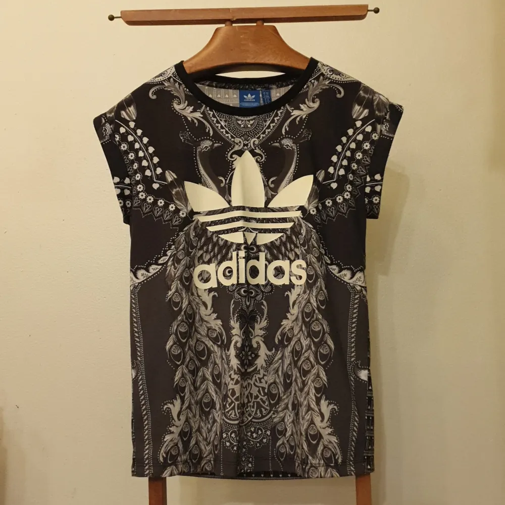 T-shirt från Adidas med kort arm. Använt någon enstaka gång då den är för liten för mig så den har endast legat i garderoben i 2 år!  Alltså är den i nästintill nyskick. :) . T-shirts.