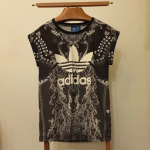 Adidas t-shirt - T-shirt från Adidas med kort arm. Använt någon enstaka gång då den är för liten för mig så den har endast legat i garderoben i 2 år!  Alltså är den i nästintill nyskick. :) 