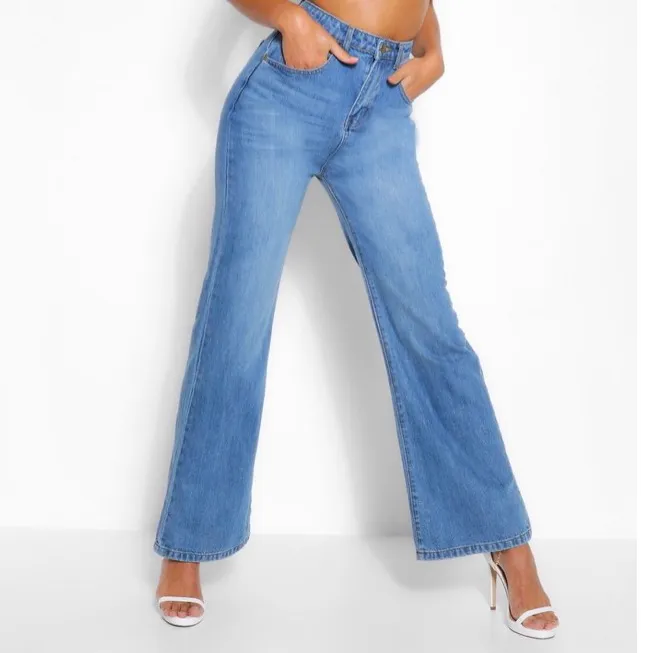 Helt oanvända utsvängda byxor från boohoo, säljer pga för långa för mig som är 1.60! Frakt är ca 100kr annars möts jag upp i sthlm💖. Jeans & Byxor.