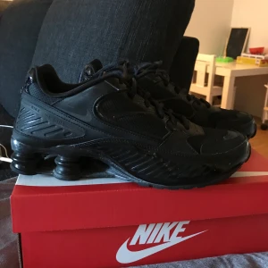 Nike skor , storlek 42 - Använda endast 1 gång vid ett tillfälle. Storlek 42. Inköpta för 950kr , säljes nu för 750kr inkl frakt 