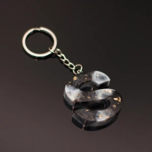 Nyckelring marmor - Betalning sker innan jag gör nyckelringen. Detta pga tidigare oseriösa köpare. ⚠️ Beställ din egna unika nyckelring med valfri bokstav (A-Z) enligt bild. Dessa görs för hand och varje nyckelring blir därför unik. Leveranstiden är lite längre (ca 3-5 dagar) då de måste härda ordentligt innan de skickas. Självklart får du en bild på din nyckelring när den är färdig! 😊🌺 Fått så många fina kommentarer om min egna nyckelring. 😍 Frakt tillkommer.