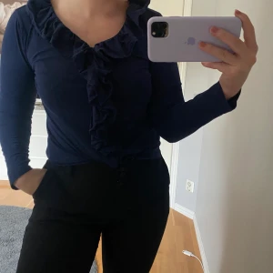Ralph lauren tröja  - Säljer en marinblå tröja från Ralph lauren som inte används. Den är i storlek S och säljs för 70kr+frakt