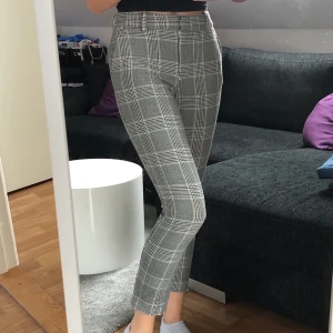 Rutiga kostymbyxor - Kostymbyxor från Hm! Storlek 34. Lite korta på mig (178cm) så passar nog ca 170cm💜 