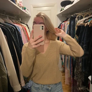 Beige stickad från NAKD - Jättefin beige stickad tröja i Strl S från NAKD. Köpt förra året, använd ett fåtal gånger. Köpt för 400, säljer för 100kr. Köparen står för frakten, möts annars upp i Sthlm 💋