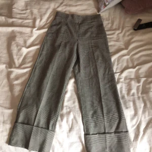 Kostymbyxor i strl S  - Välldigt fina och frächa kostymbyxor! Knappt använda.  Det är en liten tygbit som är lös på benet som lossnade när jag köpte byxorna.  Men den är ditsatt med nål, och är lätt att sy ihop. 