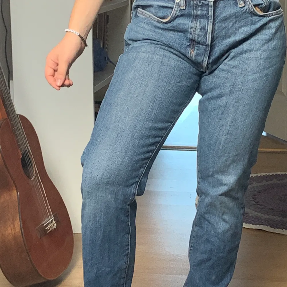 Ett par loose fitting jeans i bra kvalité. Dessa jeans är ganska korta i längden (jag är 157cm) men större i midjan! Skulle säga att de är S-M i storleken men som sagt korta i benen! De har knäppning vid grenen och har lite slitningar vid slutet 💙💙 . Jeans & Byxor.