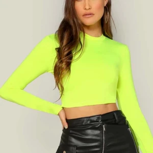 Neongrön topp - Neongrön croptop som jag ej har använt i storlek S, är för stor för mig och har endast privat den. (SHEIN)