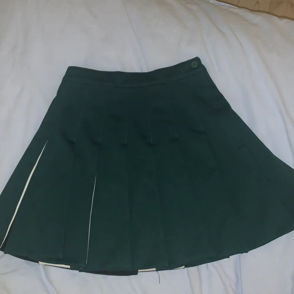 Fin kjol som passar mig som bär xs/s. Färgen är mer grön än på bilderna. Skicka meddelande till mig om ni vill ha fler bilder, vill diskutera pris eller om det är något ni undrar. . Kjolar.