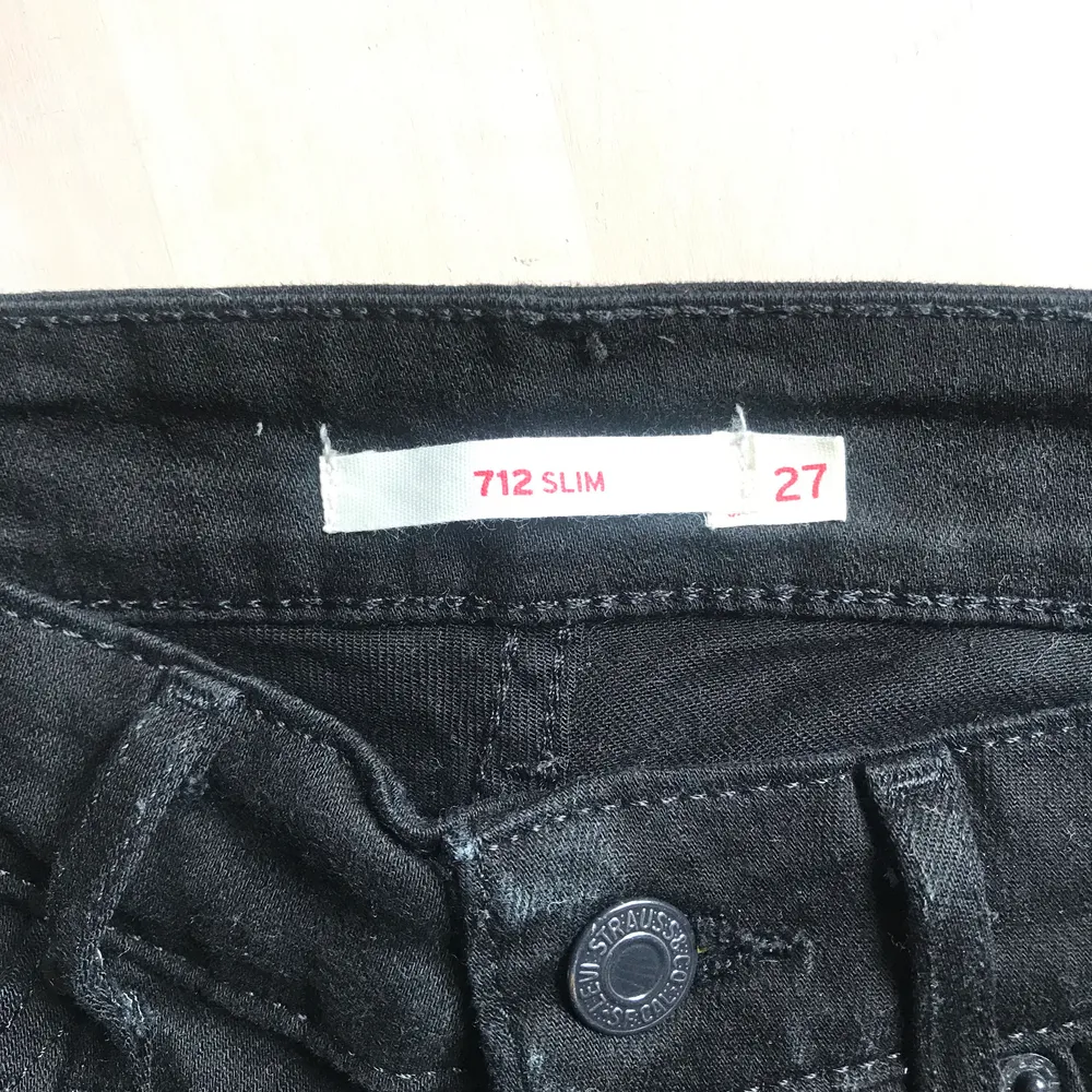 Några supernice svarta enkla jeans från Levi’s! Raka hela vägen ner och sitter finr på! . Jeans & Byxor.