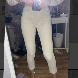 Manchester byxor monki - Jättefina Manchester byxor från monki i modellen ”Corduroy” använder dom inte då dom är för korta på mig, väldigt stretchiga och sitter snyggt annars! Köpte dom för 300 använda ca 3 ggr. Priset kan diskuteras, jag är 170 cm