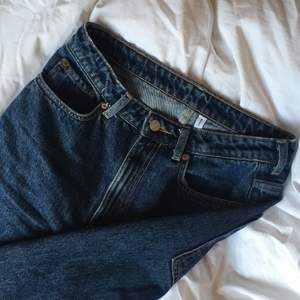 Mina mörkblå jeans fr. Weekday; modell ”rowe” — hög midja och raka ben! Säljer pga lite för stora för mig. 