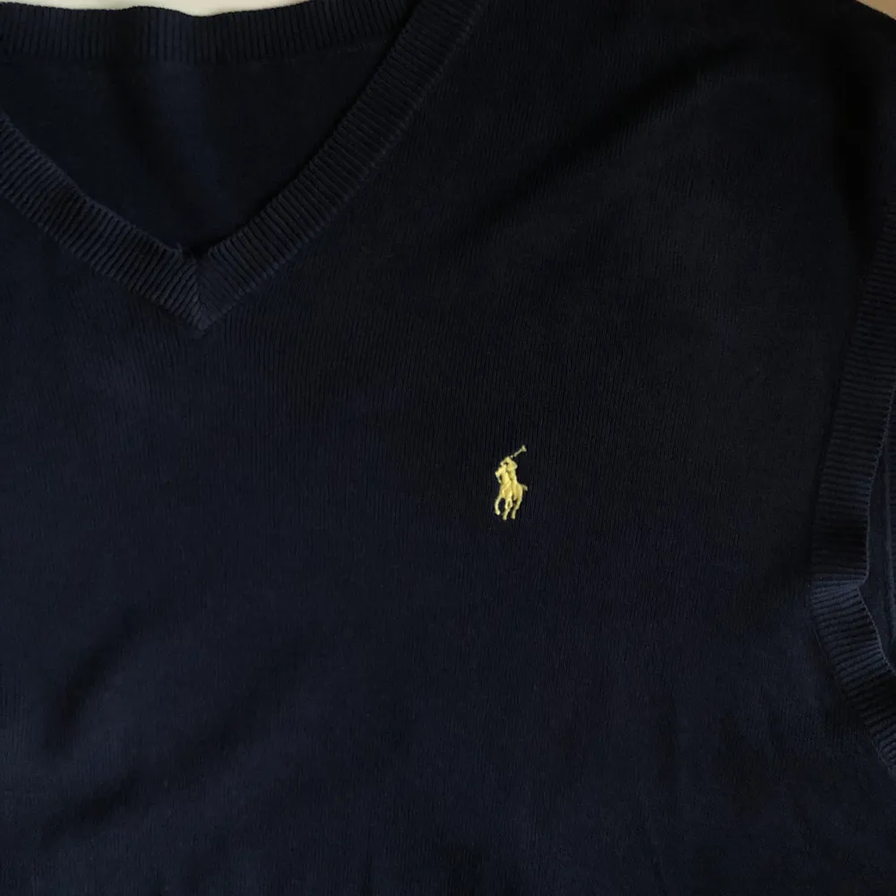 Superfin marinblå Ralph Lauren väst med gul logga! Skicket är fint trots att den är använd ✨. Så fin över en vit t-shirt! Köpare står för frakt 🥰<3!. Tröjor & Koftor.