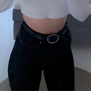 Jeans - Svarta jeans ifrån Gina Tricot i Molly och stlk S köpta för 299kr, säljer pga att jag har alderless för många i samma sort