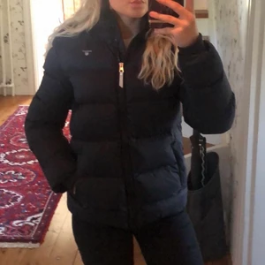 Vinterjacka gant  - Svart vinterjacka från gant, barnstorlek men sitter som en XS. För mer bilder eller info så skriv! Köpt för 1999kr 