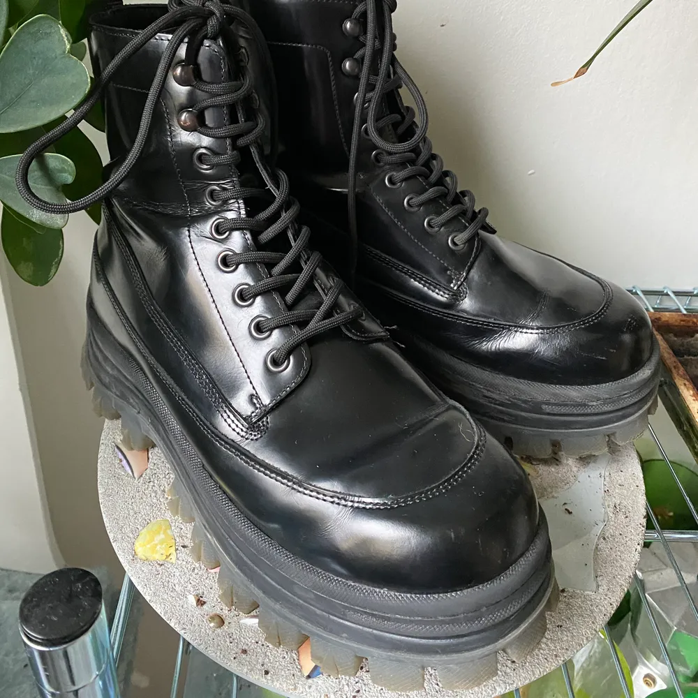 Svarta boots i skinn med grov sula från Eytys co-lab med H&M. Sparsamt använda och fint skick! Storlek 42. . Skor.