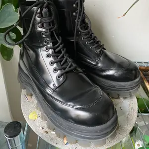 Svarta boots i skinn med grov sula från Eytys co-lab med H&M. Sparsamt använda och fint skick! Storlek 42. 