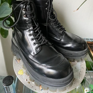 EYTYS x H&M boots, 42 - Svarta boots i skinn med grov sula från Eytys co-lab med H&M. Sparsamt använda och fint skick! Storlek 42. 