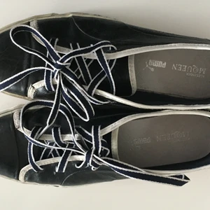 ALEXANDER MCQUEEN sneakers i stl 39 - ALEXANDER MCQUEEN läder sneakers i stl 39. Använd Max 5 gånger .