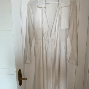 Bik bok jacka XS - Denna vita ”jacka” är väldigt tunn i materialet. Använd fåtal ggr. Kommer från bik bok. Den är lång. Storlek XS, men passar S också. Köparen står för fraktkonsaden. Finns att hämta på st Eriksplan.