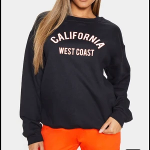 Sweatshirt  - Svart sweatshirt storlek S Från prettylittlethings är lite mer oversize i modellen 