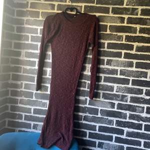 Säljer åt min syster: lila/röd klänning från Bikbok. Fråga för fler bilder:)
