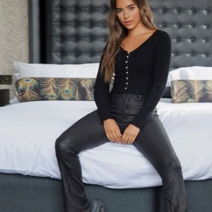 Snygg svart tröja  - Super snygg svart  trendig tröja  Använd 2 gnr men toppen skick inga skador . Budet börjar på 100 lägg på tio på varje bud💕