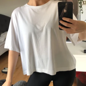 Weekday tshirt oversized - Vit oversized tshirt från Weekday i storlek M i superfint skick!!! 🥰 Köparen står för frakt