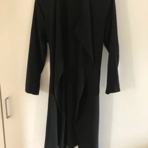 Kappa från cubus svart - Kappa från Cubus i storlek s. Använd fåtal gånger. Tunt material. Köparen står för frakten.