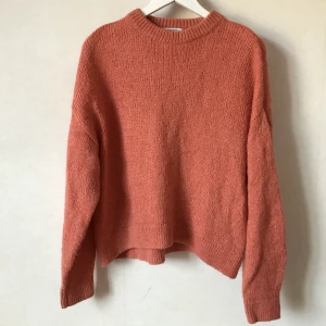 Rosa kofta, XS, &Other Stories - Mjuk & gosig rosa kofta från & Other Stories! Mindre orange än bilden, se närbild för mer rättvis färgåtergivning. XS, men fungerar absolut på större storlekar då den är lätt oversize. Varm & Skön! 44% akryl 21% alpacka 21% mohair 5% polyamid 5% viskos 5% ull