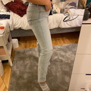 Jeans - Ljusa jeans från H&M med små slitningar på knäna. Storlek 28❤️ Vintage fit, Middle Waist. Sitter som på bilden🥰 Meddela för fler bilder😌 Köparen står för frakten