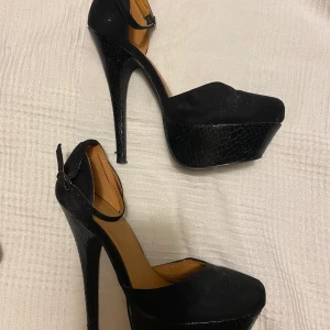 Bianco stilettklackar stl 38 - Otroligt snygga stilettklackar i ovandel i mocka. Ena klacken är en aning skavd. Använda en kväll! Storlek 38. Kommer från djur- och rökfritt hem. Frakt tillkommer!