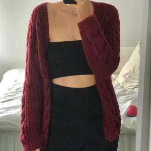 Härlig kofta från H&M - Så fin och mysig kofta från H&M som knappt kommit till användning tyvärr. Kan stängas