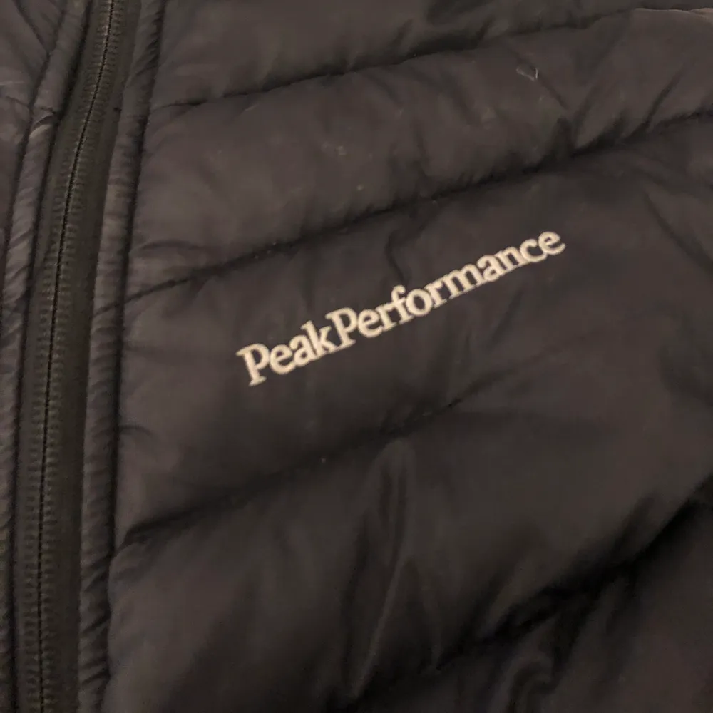 Säljar denna jacka ifrån PeakPerformance ”frost down” Sparsamt använd så ändå väldigt fint skick! Den perfekta vinterjackan skulle jag säga☺️ högsta bud: 1050kr + frakt. Jackor.