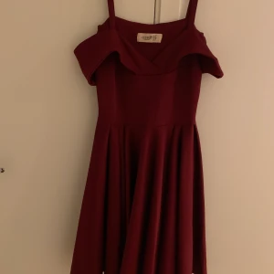 Balklänning - säljer en klänning jag hade på mig en gång vid ett bröllop.  Mycket fint material och bra kvalitet